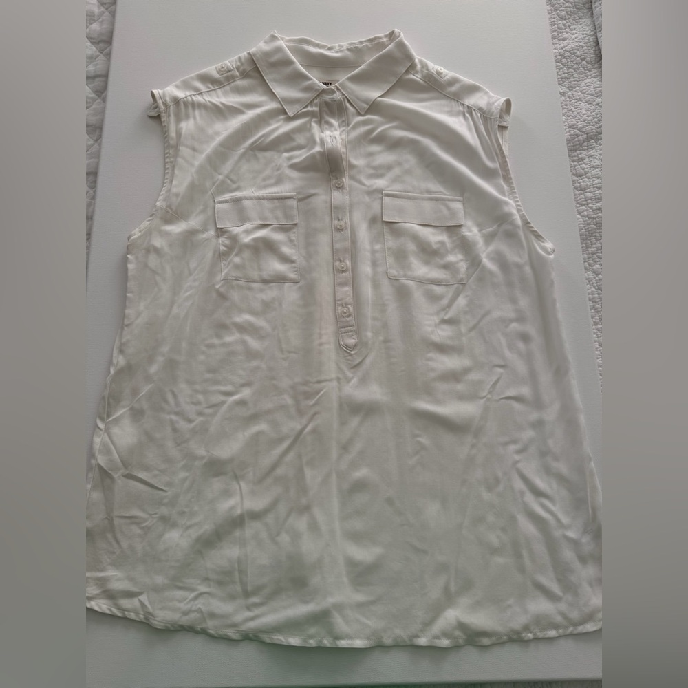 Old Navy Sleeveless Button-Front Blouse in Cream